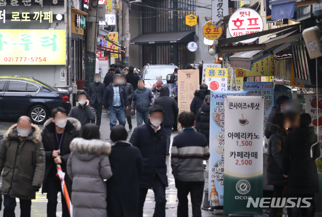 [서울=뉴시스] 고승민 기자 = 28일 서울 중구의 한 식당가에서 직장인들이 밥을 먹으러 분주히 이동하고 있다. kkssmm99@newsis.com 이 사진은 기사 내용과 직접적 관련 없음