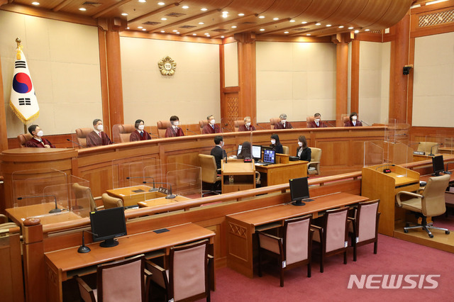 [서울=뉴시스]김선웅 기자 = 유남석 헌법재판소장과 헌법재판관들이 28일 오후 서울 종로구 헌법재판소 대심판정에서 열린 고위공직자범죄수사처(공수처) 설치 및 운영에 관한 법률에 대해 청구된 헌법소원심판 사건 선고를 하기 위해 자리에 앉아 있다. 2021.01.28. mangusta@newsis.com