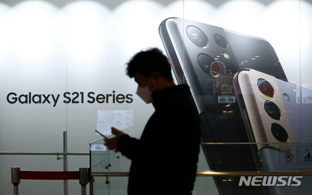 [서울=뉴시스]이윤청 기자 = 삼성전자가 지난해 4분기 매출 61조5500억원, 영업이익 9조500억원의 실적을 기록했다고 밝힌 28일 서울 서초구 삼성전자 서초사옥 내 딜라이트매장 앞으로 한 시민이 지나가고 있다. 2021.03.30. radiohead@newsis.com