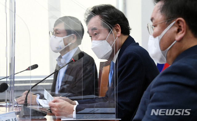 [서울=뉴시스]김진아 기자 = 더불어민주당 이낙연(가운데) 대표가 28일 오후 서울 여의도 국회에서 열린 사회적경제 활성화 및 입법추진 당정청회의에서 발언을 하고 있다. 왼쪽부터 이호승 경제수석, 이 대표, 김태년 원내대표. (공동취재사진) 2021.01.28. photo@newsis.com