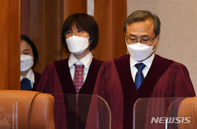 [서울=뉴시스]김선웅 기자 = 유남석 헌법재판소장(오른쪽) 등 헌법재판관들이 28일 서울 종로구 헌법재판소 대심판정에서 열린 고위공직자범죄수사처에 대해 청구된 헌법소원 심판 사건 선고에 참석하고 있다. (공동취재사진) 2021.01.28. photo@newsis.com