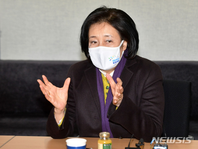 [서울=뉴시스]국회사진기자단 = 서울시장 보궐선거에 출마한 박영선 전 중소벤처기업부 장관이 28일 오후 서울 구로구에 위치한 의료영상정보 솔루션 기업인 인피니트헬스케어를 방문해 김동욱 대표 등 직원들과 간담회를 하고 있다. 2021.01.28. photo@newsis.com