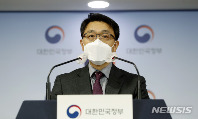[서울=뉴시스]홍효식 기자 = 김진욱 초대 고위공직자범죄수사처(공수처) 처장이 28일 오후 서울 종로구 정부서울청사 브리핑룸에서 헌법재판소 결정 관련 브리핑을 하고 있다. 헌법재판소는 이날 공수처의 설립과 운영 근거를 정한 법률이 헌법에 위배되지 않는다고 판결했다. 2021.01.28. yesphoto@newsis.com