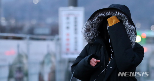 [서울=뉴시스]이영환 기자 = 눈이 그치고 강풍과 추위가 찾아온 28일 오후 서울 종로구 광화문네거리에서 시민들이 퇴근길 발걸음을 옮기고 있다. 2021.01.28. 20hwan@newsis.com