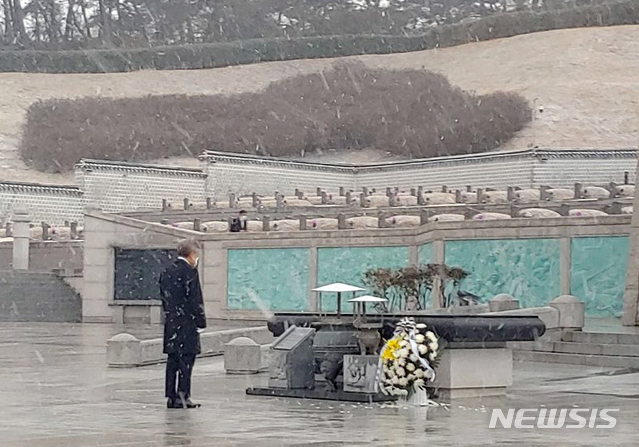 [광주=뉴시스] 배상현기자=여권의 유력 대선주자인 이재명 경기도지사가 지난 28일 5·18 국립묘지를 조용히 참배한 것으로 확인됐다.이 지사는 28일 오후 눈이 많이 내리는 5·18 국립묘지를 홀로 참배했다.(사진=광주시민 제보) 2021.01.29&nbsp;&nbsp; praxis@newsis.com 