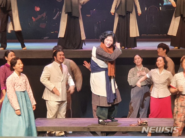 [서울=뉴시스]남정현 기자='명색이 아프레걸' 공연 사진 2021.01.29 nam_jh@newsis.com