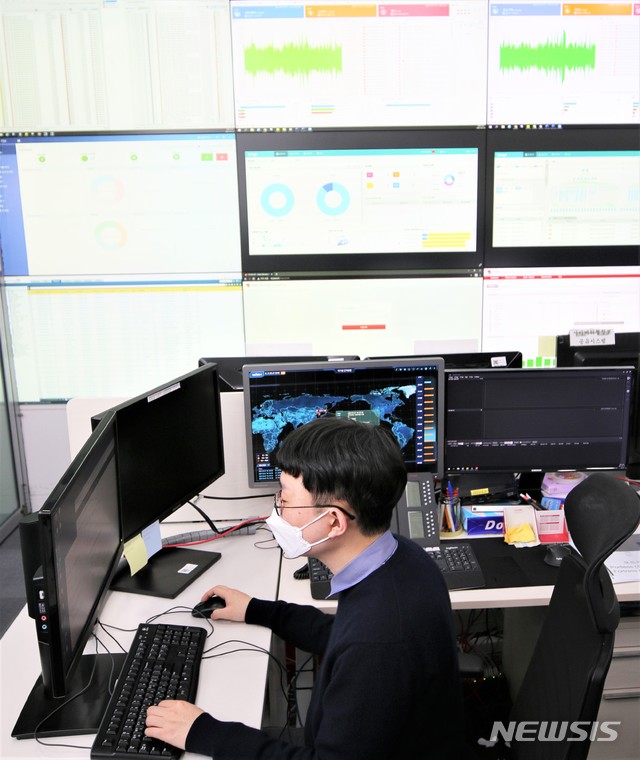 [울산=뉴시스] 조현철 기자 = 한국동서발전 직원이 SDDC 기술을 적용한 지능형 클라우드 데이터센터 인프라를 통해 ICT 업무를 수행하고 있다. 2021.01.29. (사진=한국동서발전  제공) photo@newsis.com