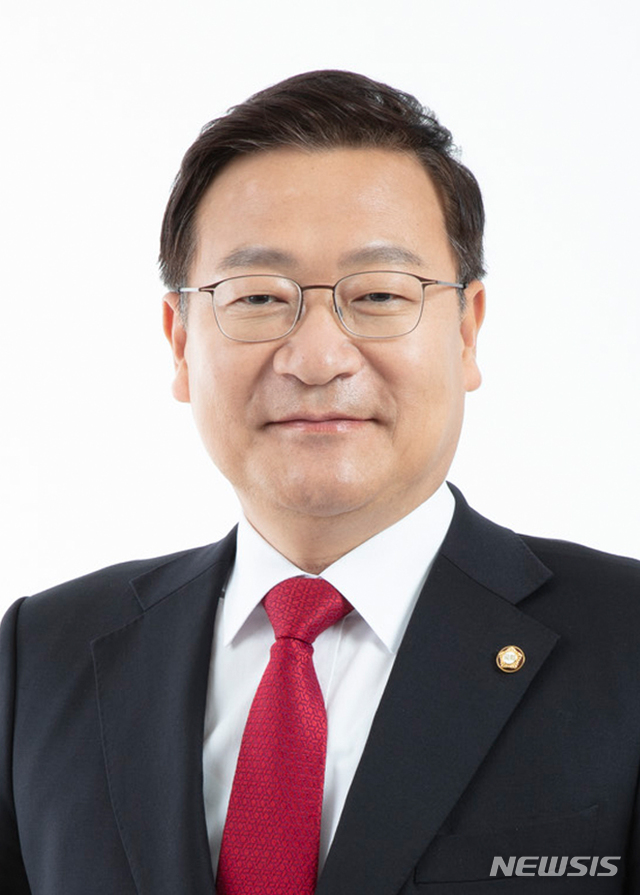 [통영=뉴시스] 신정철 기자= 정점식 의원(국민의힘, 농림축산식품해양수산위원회, 통영·고성)은 29일 어촌계, 내수면어업계 또는 지구별수협 사이에만 이전·분할이 가능했던 양식업 면허를 어촌계 외에 개인에게도 이전·분할할 수 있도록 하는 양식산업발전법 개정안을 대표발의 했다.(사진=정점식의원실 제공).2021.01.29. photo@newsis.com