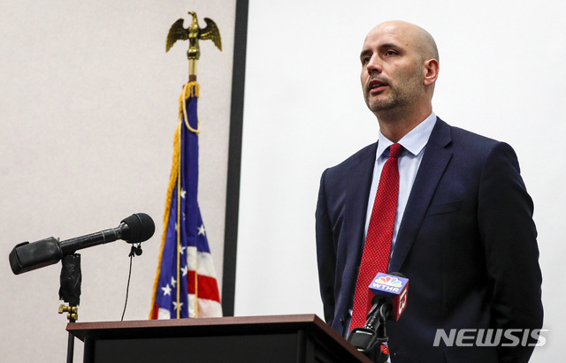 [인디애나폴리스(미 인디애나주)=AP/뉴시스]미 인디애나주 매리언 카운티의 라이언 미어스 검사가 28일(현지시간) 인디애나폴리스에서 기자회견을 하고 있다. 그는 레이먼드 로널드 리 차일즈 3세라는 17살 소년이 가족의 집에서 아버지와 새 어머니, 10대 친척 2명, 임신한 19세 여성을 사살한 혐의로 기소됐다고 밝혔다. 2021.1.29