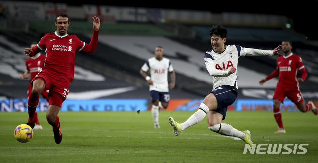 [런던=AP/뉴시스] 손흥민의 골이 비디오판독(VAR)으로 취소됐다. 2021.01.28.