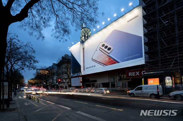 [서울=뉴시스]삼성전자는 갤럭시 S21 시리즈를 전세계에서 본격 출시한다고 29일 밝혔다. 사진은 프랑스 파리 르 그랑 렉스(Le Grand Rex) 극장에 설치된 '갤럭시 S21' 옥외 광고 모습. (사진=삼성전자 제공) 2021.01.29. photo@newsis.com