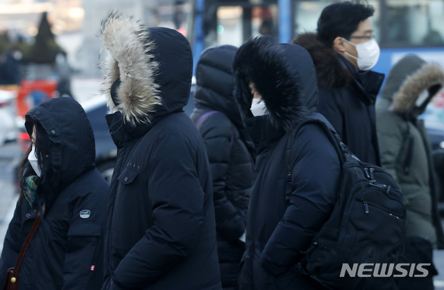 [서울=뉴시스]홍효식 기자 = 지난달 29일 오전 서울 종로구 광화문 사거리에서 시민들이 출근길 발걸음을 재촉하고 있다. 2021.01.29. yesphoto@newsis.com