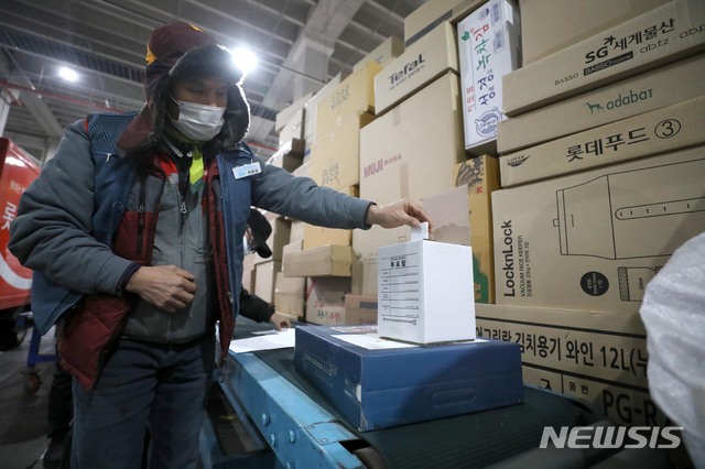 [서울=뉴시스]김선웅 기자 = 총파업 직전 노사 간 잠정 합의를 한 택배노조가 29일 오전 서울 송파구 서울복합물류센터에서 파업 여부를 결정할 투표를 진행하고 있다. 2021.01.29. mangusta@newsis.com