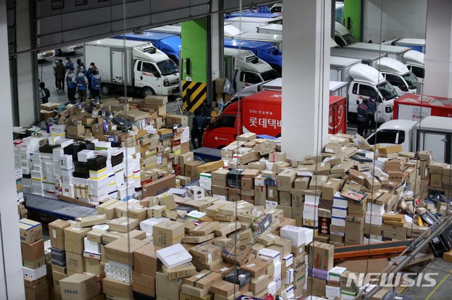 [서울=뉴시스]김선웅 기자 = 서울 송파구 서울복합물류센터에서 택배 상자가 가득 쌓여 있다. 2021.01.29. mangusta@newsis.com