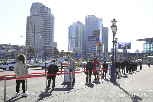 [서울=뉴시스] 박민석 기자 = 지난 29일 오후 서울역 광장에 설치된 중구 코로나19 임시선별검사소에서 시민들이 코로나19 검사를 받기 위해 줄을 서 있다. 2021.01.29. mspark@newsis.com