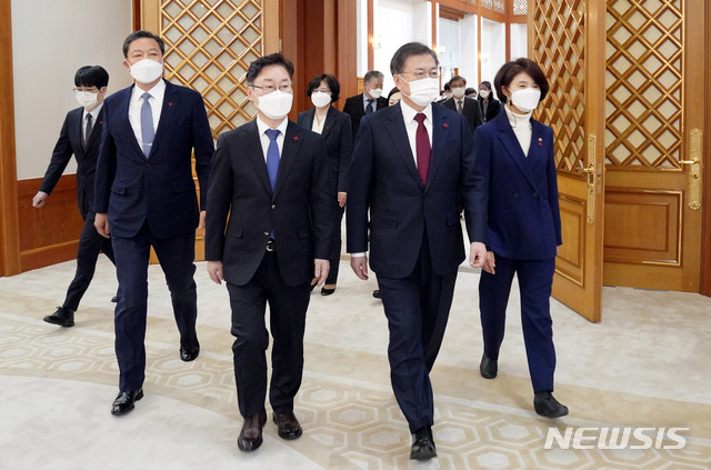 [서울=뉴시스]박영태 기자 = 문재인 대통령이 29일 오후 청와대에서 열린 신임 박범계 법무부장관, 한정애 환경부장관, 황기철 국가보훈처장 임명장 수여식 후 함께 환담장으로 이동하고 있다. 2021.01.29. since1999@newsis.com