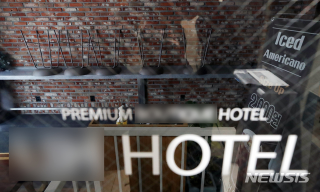 [서울=뉴시스]김병문 기자 = 신종 코로나바이러스 감염증(코로나19) 확산으로 지난해 국내 산업생산이 통계 작성이래 처음으로 감소한 29일 오후 서울 중구 명동의 한 호텔에 휴업 안내문이 세워져 있다. 2021.01.29. dadazon@newsis.com