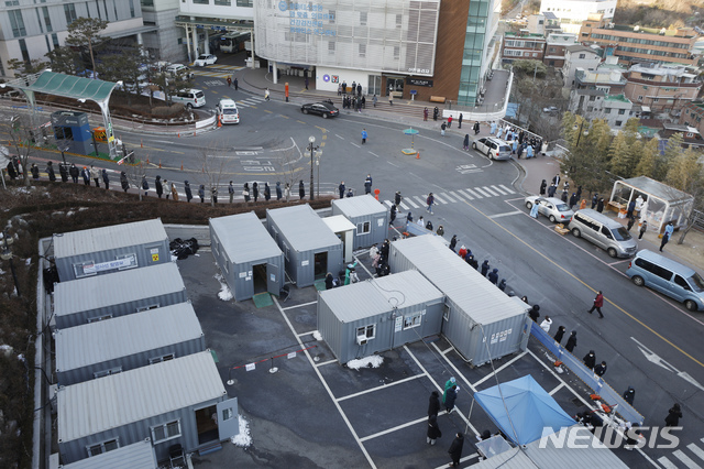 [서울=뉴시스]고승민 기자 = 지난 29일 코로나19 23명 집단감염이 발생한 서울 한양대병원을 찾은 시민들이 선별진료소에서 검사를 기다리고 있다. 2021.01.29. kkssmm99@newsis.com