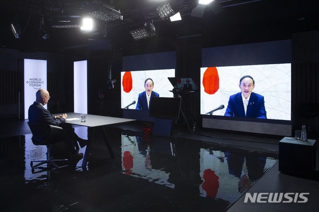 [다보스=AP/뉴시스]스가 요시히데 일본 총리(화면)가 29일(현지시간) 세계경제포럼(다보스 포럼)에서 화상 연설을 하고 있다. 2021.01.30.