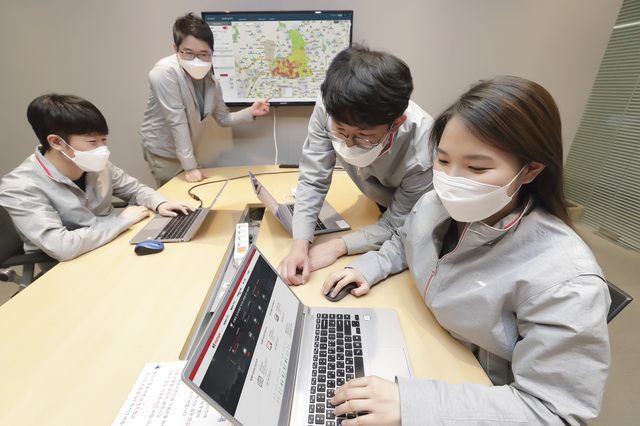 [서울=뉴시스] KT 직원들이 KT 빅데이터 분석 솔루션인 빅사이트에서 제공하는 인구 데이터를 살펴보고 있다. (사진=KT 제공) 2021.01.30