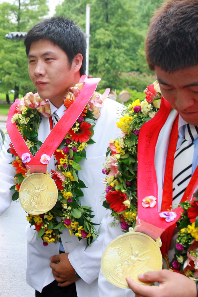 [서울=뉴시스]올림픽 금메달 후 모교 포철공고를 방문한 권혁. (사진=포철교육재단 제공)