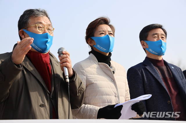 [서울=뉴시스]나경원 전 국민의힘 의원이 31일 서울 종로구 청와대 분수대 앞에서 북한 원전 건설 의혹에 대한 규탄 기자회견을 하고 있다.(사진=나경원 전 의원측 제공)