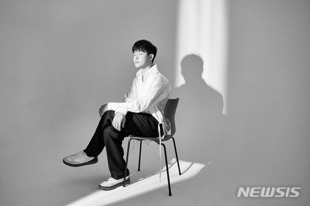 [대구=뉴시스]이지연 기자 = 피아니스트 선우예권이 오는 5일 수성아트피아에서 공연을 연다. '인간 모차르트'를 해석한 깊이 있는 연주를 들려줄 예정이다. '피아노의 시인'이라 불리는 프레데리크 쇼팽의 작품들로 다채로움도 보여준다. (사진=수성아트피아 제공) 2021.01.31. photo@newsis.com