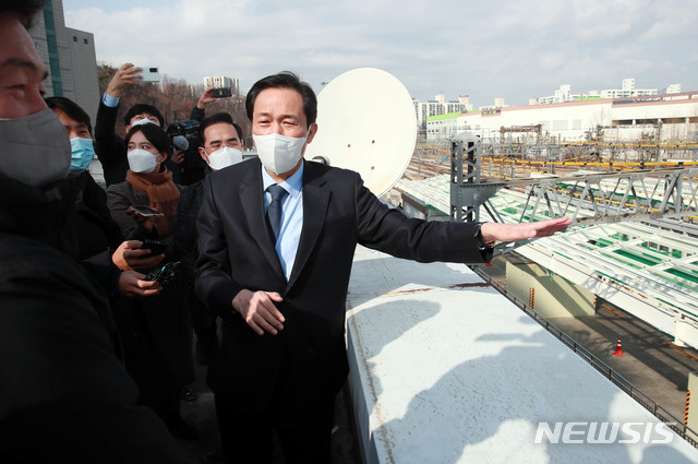[서울=뉴시스]국회사진기자단 = 서울시장 보궐선거에 출마하는 우상호 더불어민주당 의원이 31일 오후 서울 광운대역에서 지하철 1호선 지하화 및 철길마루 현장 정책을 발표하기 전 현장을 둘러보고 있다.&nbsp; 2021.01.31. photo@newsis.com