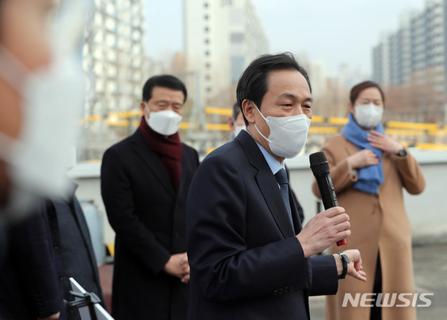 [서울=뉴시스]국회사진기자단 = 서울시장 보궐선거에 출마하는 우상호 더불어민주당 의원이 31일 오후 서울 광운대역에서 지하철 1호선 지하화 및 철길마루 현장 정책을 발표하기 전 현장을 둘러보고 있다.   2021.01.31. photo@newsis.com