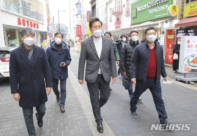 [서울=뉴시스]국회사진기자단 = 국민의 힘 오세훈 서울시장 예비후보는  31일 서울 명동을 찾아 관광업계 종사자들과 간담회를 열고 고충을 들었다. 2021.01.31. photo@newsis.com