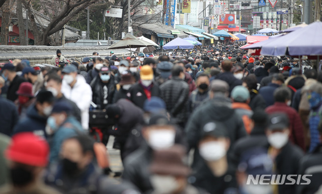 [서울=뉴시스] 박미소 기자 = 정부가 사회적 거리두기 2.5단계를 설 연휴까지 2주 연장하기로 발표한 31일 오후 서울 종로구 동묘 벼룩시장이 시민들로 북적이고 있다. 2021.01.31. misocamera@newsis.com