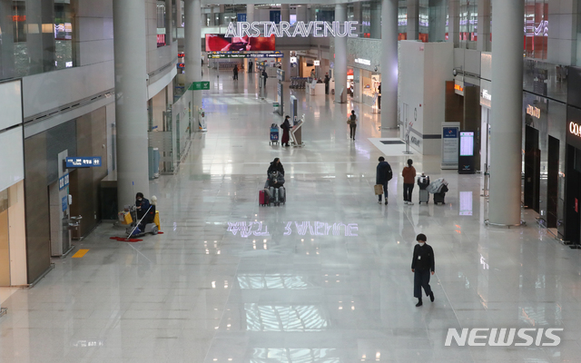 [인천공항=뉴시스]배훈식 기자 = 사진은 인천국제공항 제1여객터미널의 면세구역 모습. 2021.02.24. dahora83@newsis.com