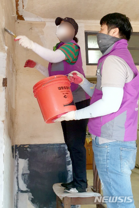 [강진=뉴시스] 김혜인 기자 = 강진군 농업기술센터 김왕석(40) 주무관이 전남 곡성 고달면 한 수해현장에서 침수 피해 가구 도배 작업을 하고 있다. (사진=독자제공) 2021.02.01. photo@newsis.com