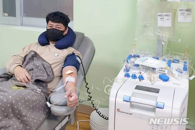 [강진=뉴시스] 김혜인 기자 = 강진군 농업기술센터 김왕석(40) 주무관이 백혈병 환자를 위해 지정헌혈을 하고 있다. (사진=독자제공) 2021.02.01. photo@newsis.com