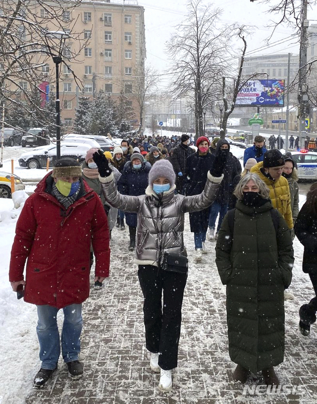 [모스크바=AP/뉴시스] 알렉세이 나발니의 부인인 율리아 나발나야가 31일 자신의 인스타그램에 올린 사진으로 시위대 맨앞에서 손을 올리며 나아가고 있다. 그녀는 경찰에 억류된 것으로 알려졌다. 