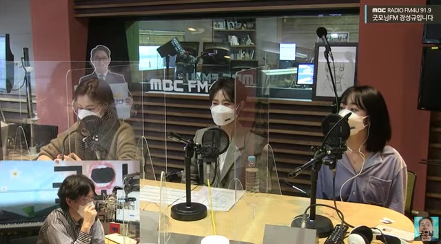 [서울=뉴시스] 1일 오전 방송된 MBC FM4U '굿모닝FM 장성규입니다'에 출연한 웨이브(wavve)-MBC 합작 드라마 '러브씬넘버#' 주연 배우 김보라, 심은우, 류화영. (사진 = MBC) photo@newsis.com