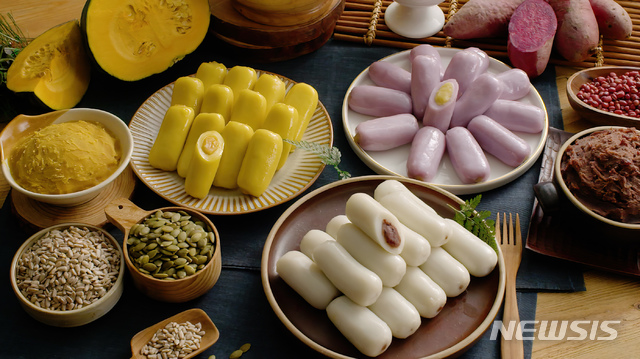 [산청=뉴시스] 산청 진산푸드(주)2공장에서 나오는 팽떡.