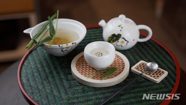 [전주=뉴시스]윤난슬 기자 = 한국전통문화전당 전주공예품전시관은 신종 코로나바이러스 감염증(코로나19)으로 인해 귀성길이 어려워진 전주시민들을 위해 오는 11일부터 14일까지 설맞이 특별행사를 진행한다고 1일 밝혔다. 