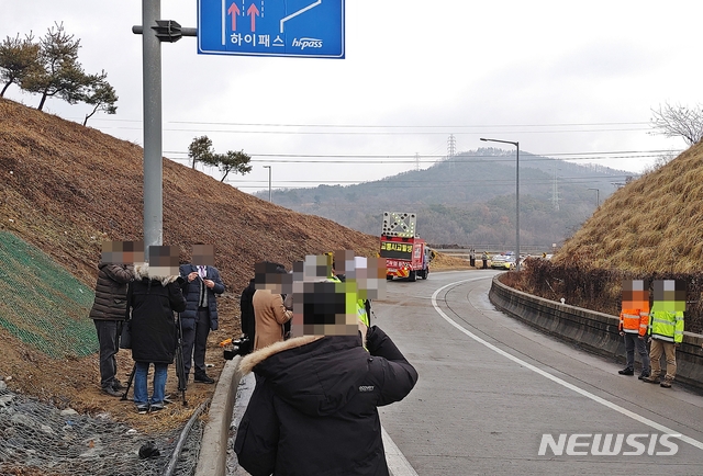 [세종=뉴시스]승합차는 남세종 나들목 조치원읍 방면을 나와 속도를 이기지 못한 후 기둥(왼쪽)에 충돌, 전복됐다. 2021.02.01. ssong1007@newsis.com