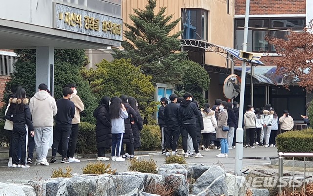 [충주=뉴시스]이병찬 기자 = 축구부 소속 재학생 4명의 코로나19 감염이 확인된 충북 충주상고에서 1일 전수검사를 받으려는 학생들이 줄을 서 있다.2021.02.01.bclee@newsis.com 