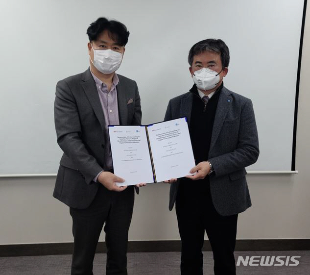 [서울=뉴시스]로우카본 이철 대표와 로이드선급 한국본부 홍승표 마케팅 본부장 (사진=로우카본 제공)