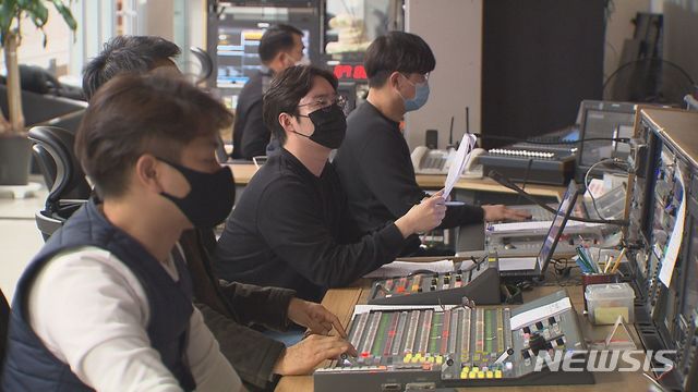 [창원=뉴시스] 강경국 기자 = 지난 2020년 2월3일 첫 방송된 KBS창원방송총국의 '뉴스7 경남' 뉴스 보도 프로그램 제작진의 모습. (사진=KBS창원방송총국 제공). 2021.02.02. photo@newsis.com