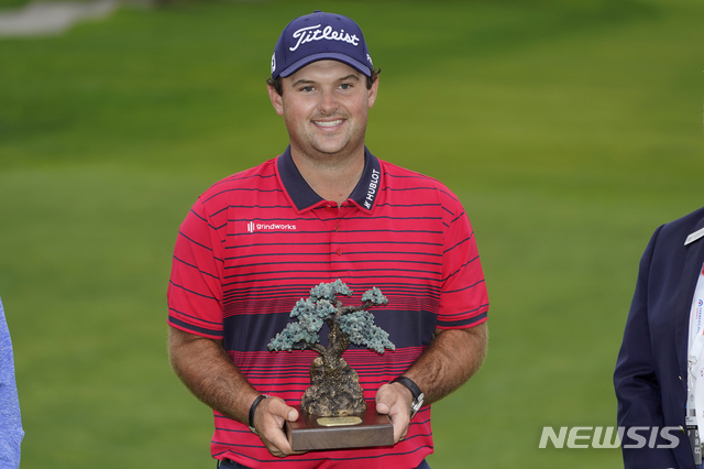 [샌디에이고=AP/뉴시스]패트릭 리드가 1월31일(현지시간) 미 캘리포니아주 샌디에이고의 토리 파인스 골프장에서 막을 내린 미프로골프(PGA) 투어 파머스 인슈어런스 오픈 우승을 차지한 후 트로피를 들고 포즈를 취하고 있다. 리드는 최종합계 14언더파 274타로 우승하며 통산 9번째 우승을 기록했다. 2021.02.01.