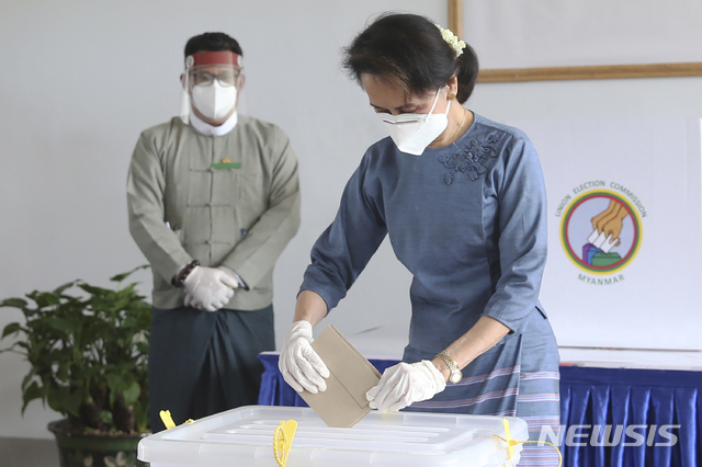 [네피도=AP/뉴시스]미얀마에서 군부 쿠데타가 일어나 아웅산 수지 고문이 군부에 의해 가택 연금됐다고 외신 등이 1일 보도했다. 미얀마 군부는 지난해 11월 열린 총선에 부정 의혹을 제기하면서 이번 쿠데타를 시도한 것으로 전해졌다. 사진은 지난해 10월29일 수지 고문이 네피도 선거위원회 사무실에서 11월 8일 총선 조기 투표를 하는 모습. 2021.02.01.