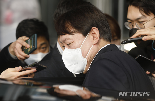 [과천=뉴시스]고승민 기자 = 윤석열 검찰총장이 1일 과천정부청사 법무부에서 박범계 장관을 예방한 뒤 청사를 나서고 있다. 2021.02.01. kkssmm99@newsis.com