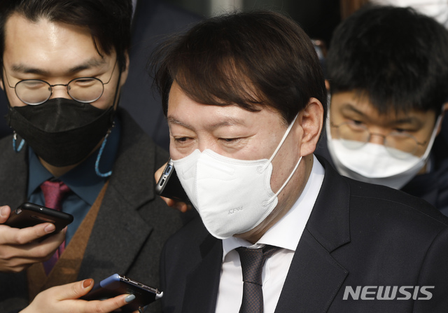 [과천=뉴시스]고승민 기자 = 윤석열 검찰총장이 1일 과천정부청사 법무부에서 박범계 장관을 예방한 뒤 청사를 나서고 있다. 2021.02.01. kkssmm99@newsis.com