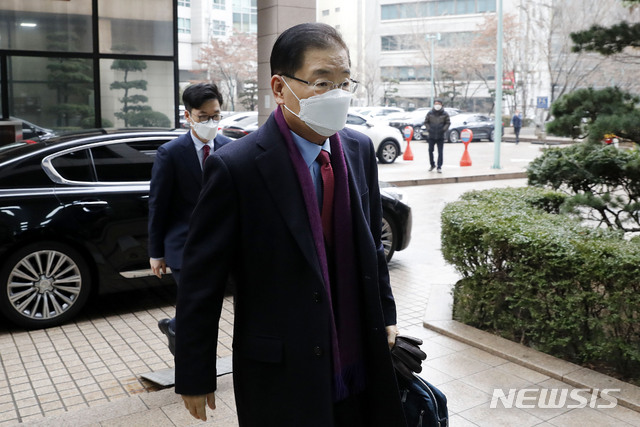 [서울=뉴시스]홍효식 기자 = 정의용 외교부 장관 후보자가 1일 오전 서울 종로구 외교부 청사 인근 사무실로 출근하고 있다. 2021.02.01. yesphoto@newsis.com