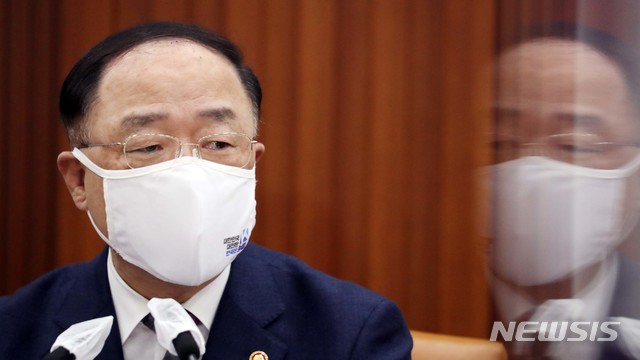 [서울=뉴시스]박주성 기자 = 홍남기 경제부총리 겸 기획재정부 장관이 1일 서울 종로구 정부서울청사에서 열린 제4차 혁신성장 BIG3 추진회의에서 모두 발언을 하고 있다. (공동취재사진) 2021.02.01. photo@newsis.com