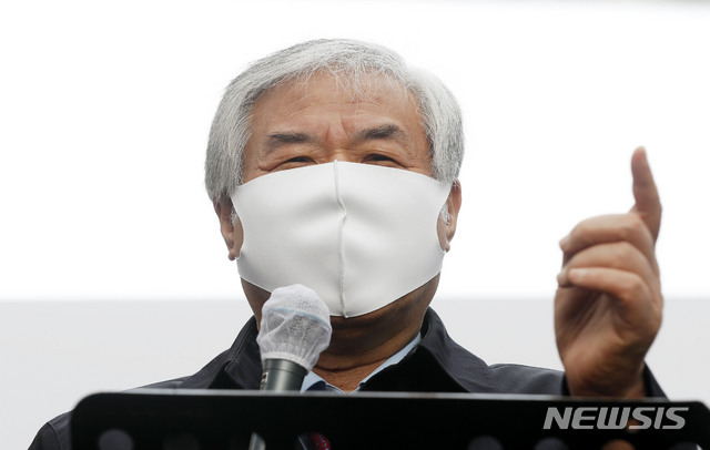[서울=뉴시스]홍효식 기자 = 전광훈 사랑제일교회 목사가 지난 2월1일 오전 서울 성북구 사랑제일교회 앞에서 열린 '문재인 이적죄 밝힐 국민특검단' 발족식에서 발언하고 있다. 2021.02.01. yesphoto@newsis.com