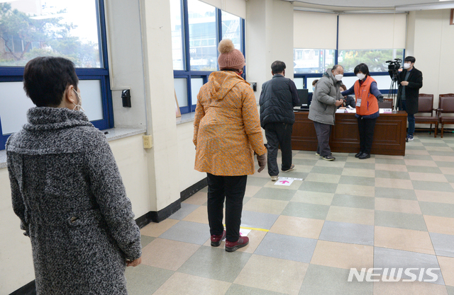 [울산=뉴시스] 배병수 기자 = 울산형 긴급재난 선불 카트 접수가 시작된 1일 오전 울산 남구 신정5동 행정복지센터에서 주민들이 긴급재난지원금 선불카드를 발급받고 있다. 2021.02.01. bbs@newsis.com.